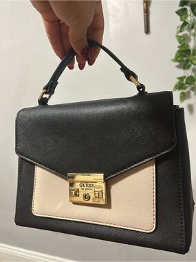 Guess shoulder black used ( like new)